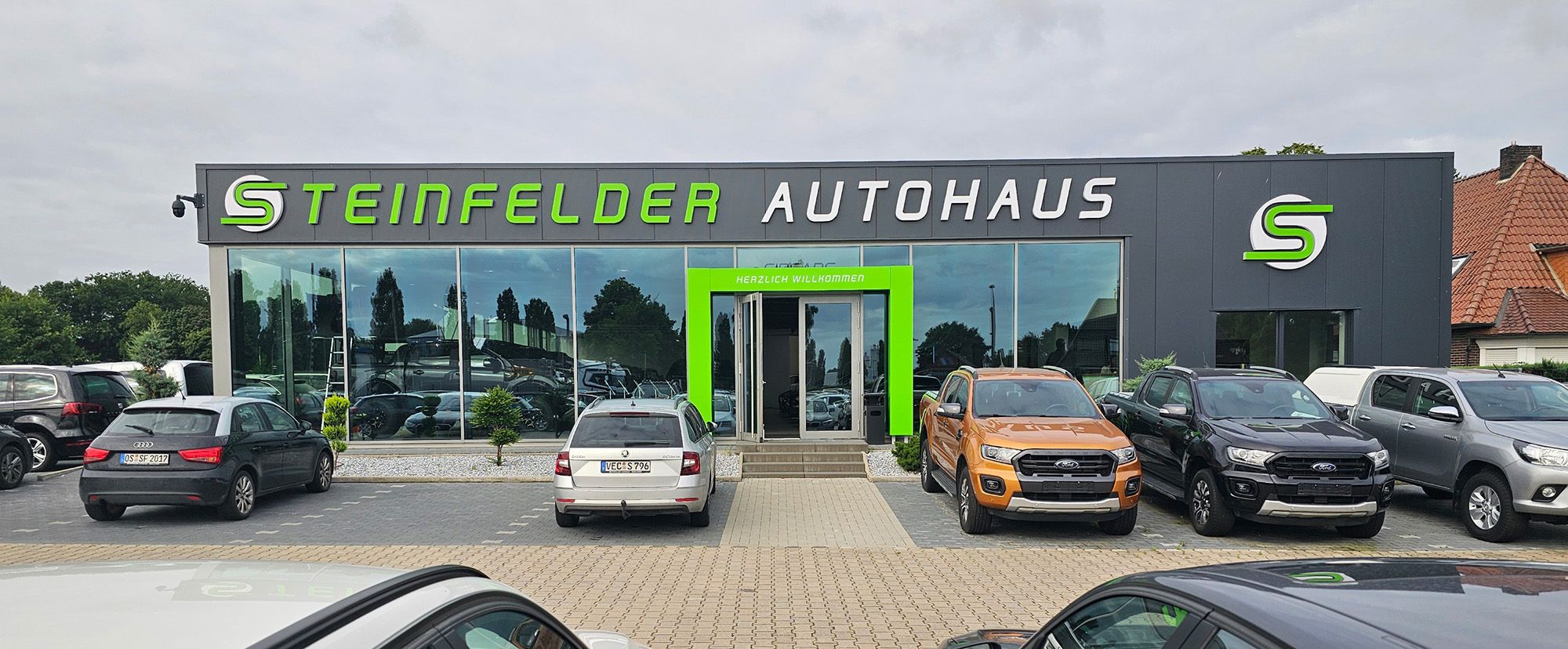 Gebäude von dem Steinfelder Autohaus mit einigen gebrauchten Fahrzeugen bekannter Marken und Herstellern.